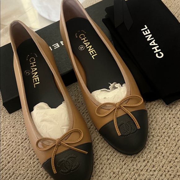 CHANEL
Lambskin Cap Toe CC Ballerina Flats 37 Beige Black 39/8 - Picture 5 of 7